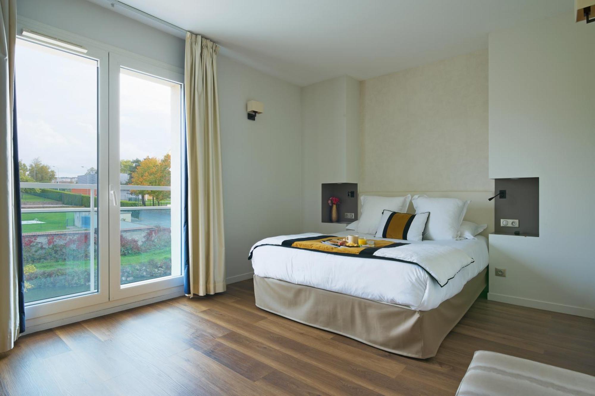 Les Suites - Konine 4 - Hotel & Bar & Restaurant Montceau-les-Mines Dış mekan fotoğraf